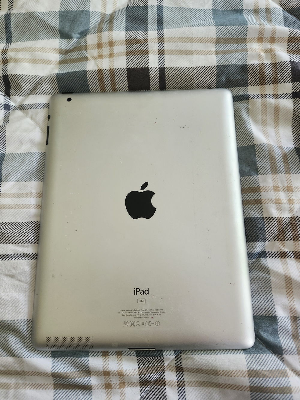 Apple Sliver iPad Tablet with Charger and Cable - Picture 2 of 2